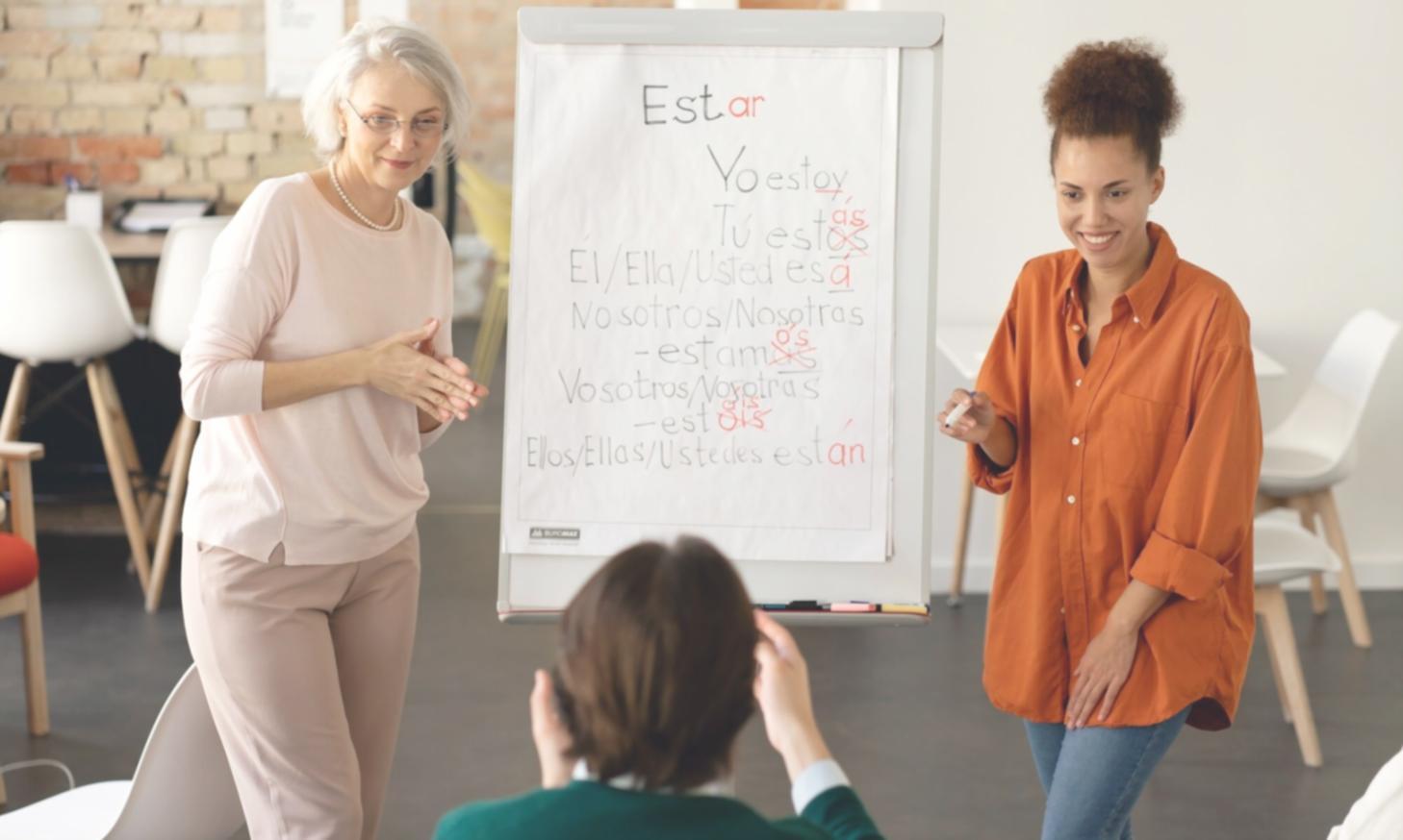 Familie mit Kindern beim gemeinsamen Planen am Esstisch